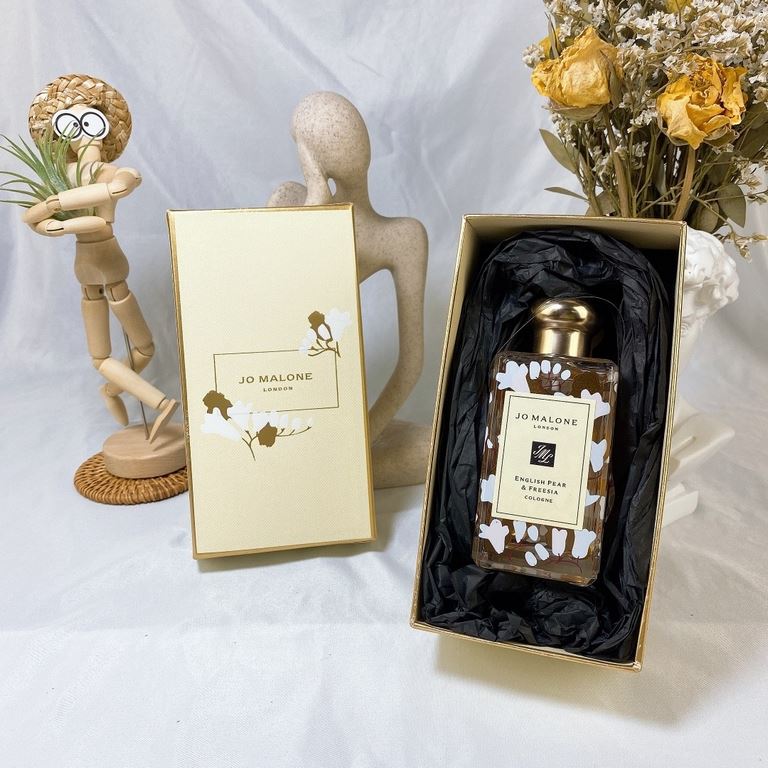 Original qualityjomalone zumalone zumalon 2021 new year limited edition English pear and freesia perfume 100mlThe sensual freshness of a ripe autumn pear surrounded by a bouquet of white freesia, enhanced by amber, patch