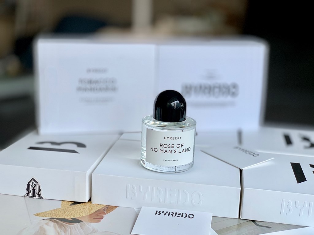 Original quality1Byredo Byredo Gypsy Water Wanderer's SongPacked in wooden box with magnetized capFragrance Woody FuchsiaTop notes bergamot, lemon, pepper, juniperMiddle notes incense, pine, orris root, amber, vanilla, s