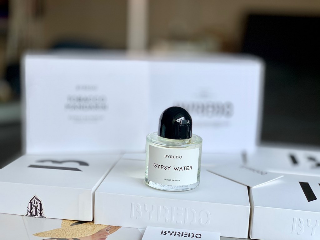 Original quality1Byredo Byredo Gypsy Water Wanderer's SongPacked in wooden box with magnetized capFragrance Woody FuchsiaTop notes bergamot, lemon, pepper, juniperMiddle notes incense, pine, orris root, amber, vanilla, s