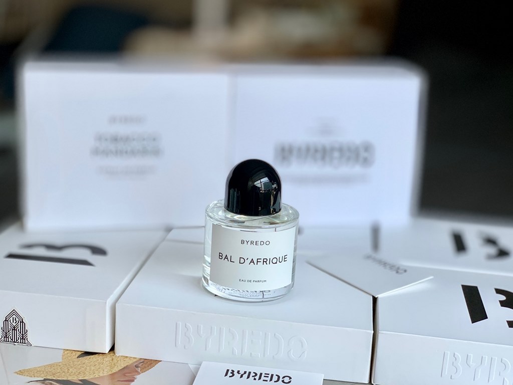 Original quality1Byredo Byredo Gypsy Water Wanderer's SongPacked in wooden box with magnetized capFragrance Woody FuchsiaTop notes bergamot, lemon, pepper, juniperMiddle notes incense, pine, orris root, amber, vanilla, s