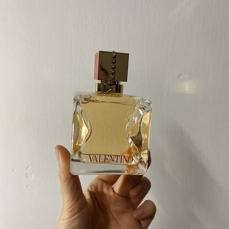 Valentino new gaga endorsement voce viva women's eau de parfum 100mlThe new fragrance is presented in an elegant clear glass bottle with signatureValentino rockstud detailing presented. Designed to bring sound andthe sce