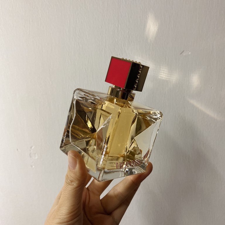 Valentino new gaga endorsement voce viva women's eau de parfum 100mlThe new fragrance is presented in an elegant clear glass bottle with signatureValentino rockstud detailing presented. Designed to bring sound andthe sce