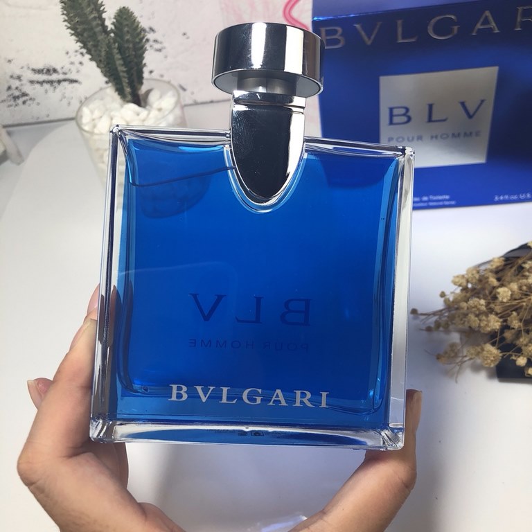 Original quality Counter Bvlgari  Bvlgari POUR HOMME Sapphire Blue Tea Treasure Blue men's perfume 100ml.The fragrance is woody and spicy.Top note cardamom, sandalwood.Middle note] juniper berries, ginger, gingerGreen le