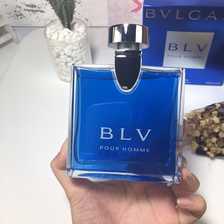 Original quality Counter Bvlgari  Bvlgari POUR HOMME Sapphire Blue Tea Treasure Blue men's perfume 100ml.The fragrance is woody and spicy.Top note cardamom, sandalwood.Middle note] juniper berries, ginger, gingerGreen le