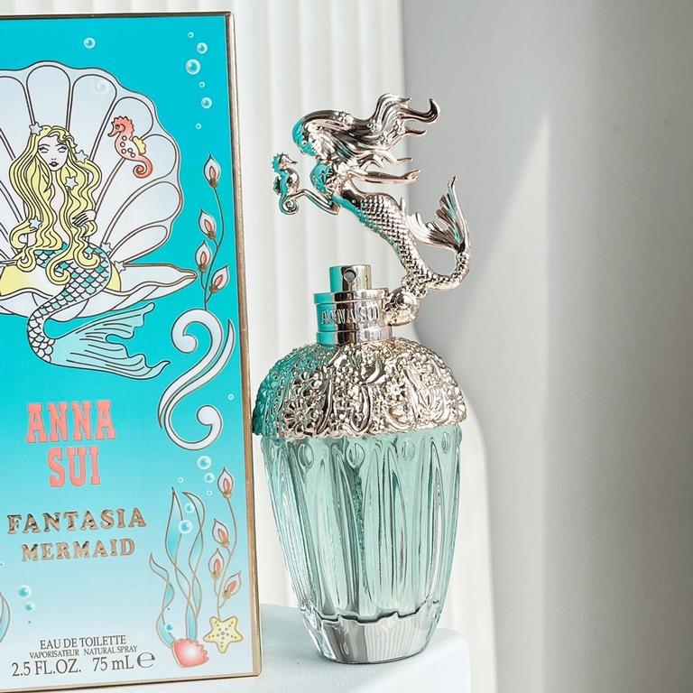 Original qualityAnna Sui's luxurious and dreamy Fairytale Mermaid Eau de Toilette!anna sui fairy tale mermaid eau de toilette is interpreted by the elf department representative model willow hand. The fragrance is a myst