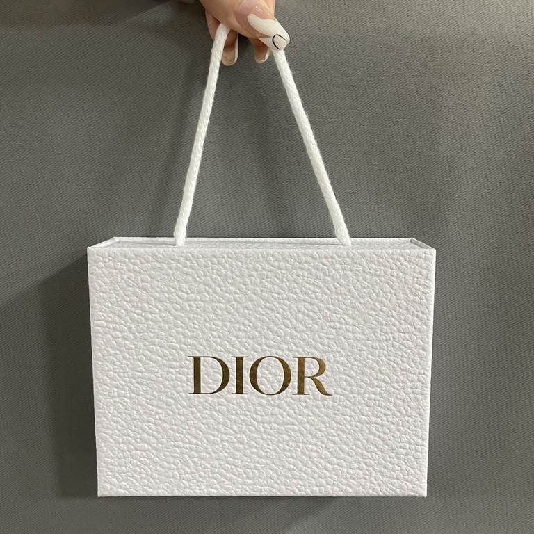 Original quality Dior Legendary Star Sample Trio! With gift bag. Contains small a bottle essence 10ml, sweetheart perfume 5ml, blue gold lipstick 999 forged light 1.5g.