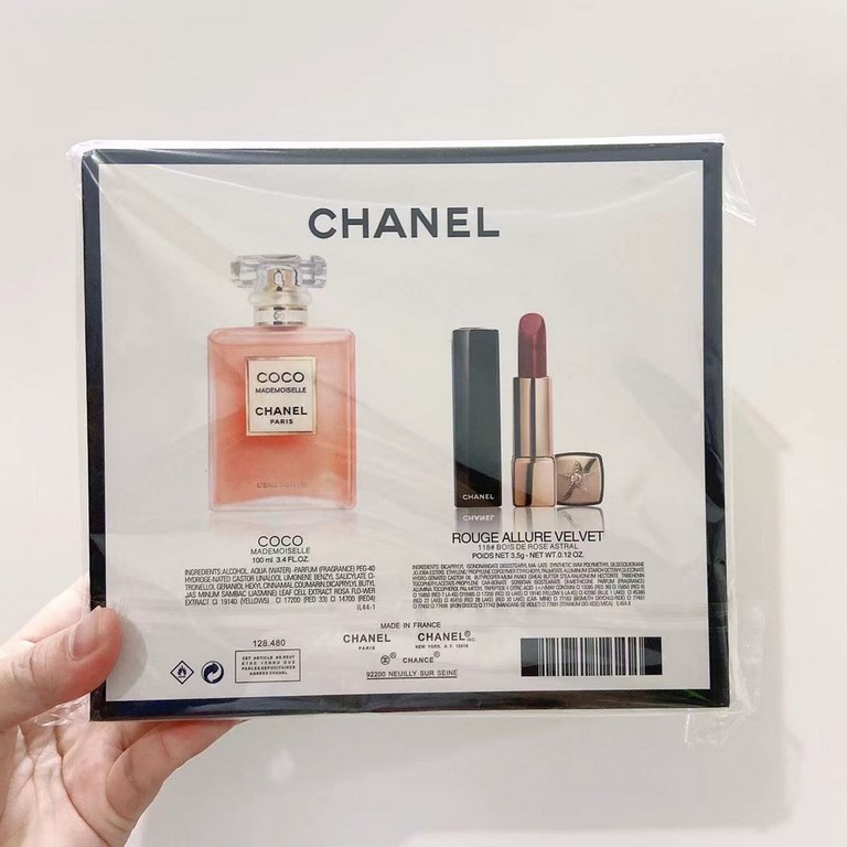 Original quality(Xiao Xiang coco perfume lipstick 2 pcs set)   with gift bag. Contains frosted coco perfume 100ml, comet pressed lipstick 118#.