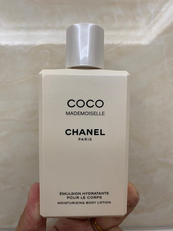 Original qualityChanel coco full body fragrance trio! With gift bag. Contains shower gel 200ml   goose egg pebbles 50ml   moisturizing body milk 200ml. chanel white goose egg hand cream wash white tender is good The most