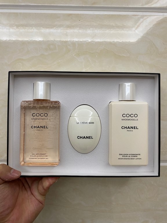 Original qualityChanel coco full body fragrance trio! With gift bag. Contains shower gel 200ml   goose egg pebbles 50ml   moisturizing body milk 200ml. chanel white goose egg hand cream wash white tender is good The most