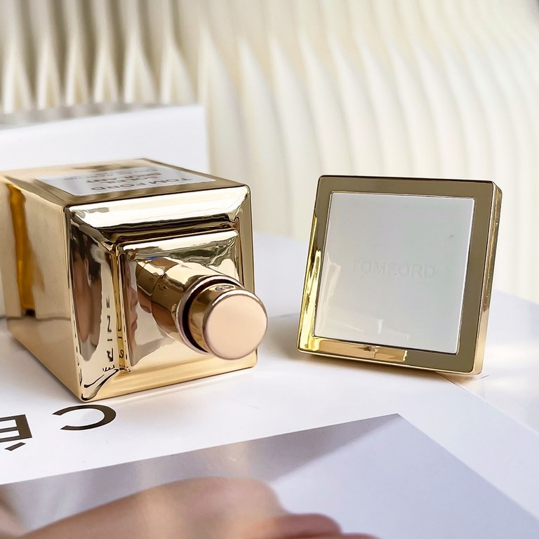 Original qualityTFtomford Noblewoman Gold New Scent Sizzling Sunshinetf Tom Ford is back with a new fragrance for the SpringSummer 2021 season! This is a gold bottle! The golden packaging is so gorgeous too! It's very Ch