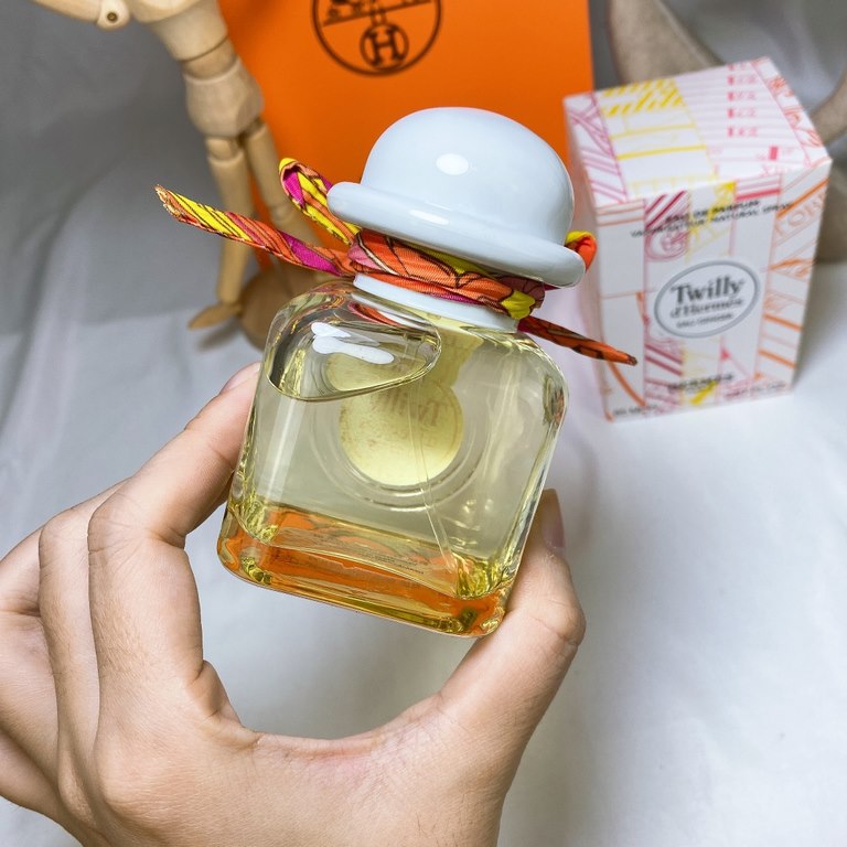 Original qualityHermes  Hermes 2021 new fragrance white hat silk scarf perfume 85ml TwillyGinger BlossomPerfume ingredientsPeony Ginger Sugar Cedarwood