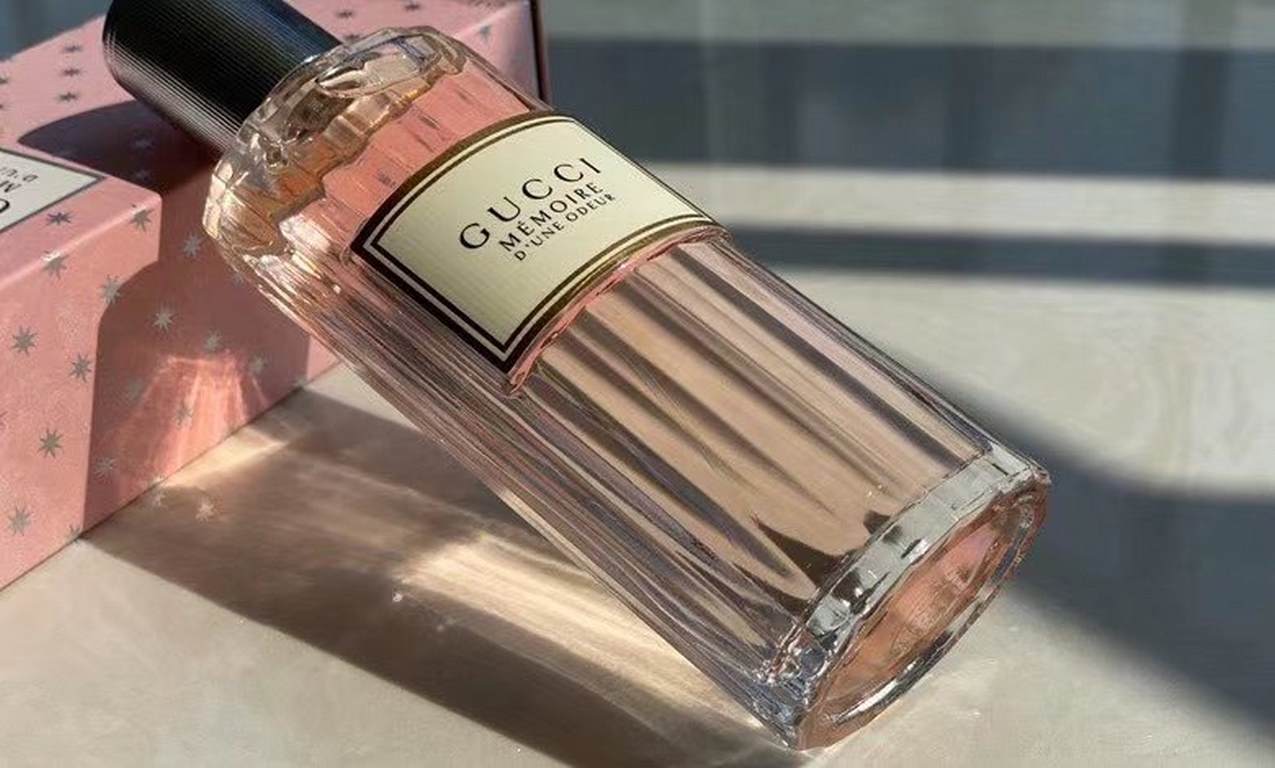 Gucci MéMOIRE D'UNE ODEUR Scent Memorytop notes chamomile, coral jasmineMiddle notes muskBase notes Vanilla, Cedarwood, SandalwoodVolume 100ml The vintage packaging alone makes it irresistible. Roman column-shaped green 