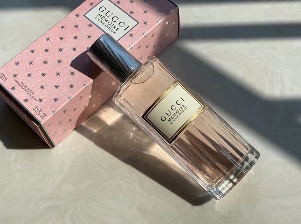 Gucci MéMOIRE D'UNE ODEUR Scent Memorytop notes chamomile, coral jasmineMiddle notes muskBase notes Vanilla, Cedarwood, SandalwoodVolume 100ml The vintage packaging alone makes it irresistible. Roman column-shaped green 