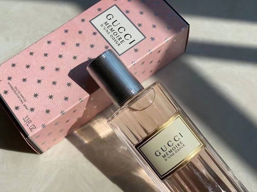 Gucci MéMOIRE D'UNE ODEUR Scent Memorytop notes chamomile, coral jasmineMiddle notes muskBase notes Vanilla, Cedarwood, SandalwoodVolume 100ml The vintage packaging alone makes it irresistible. Roman column-shaped green 