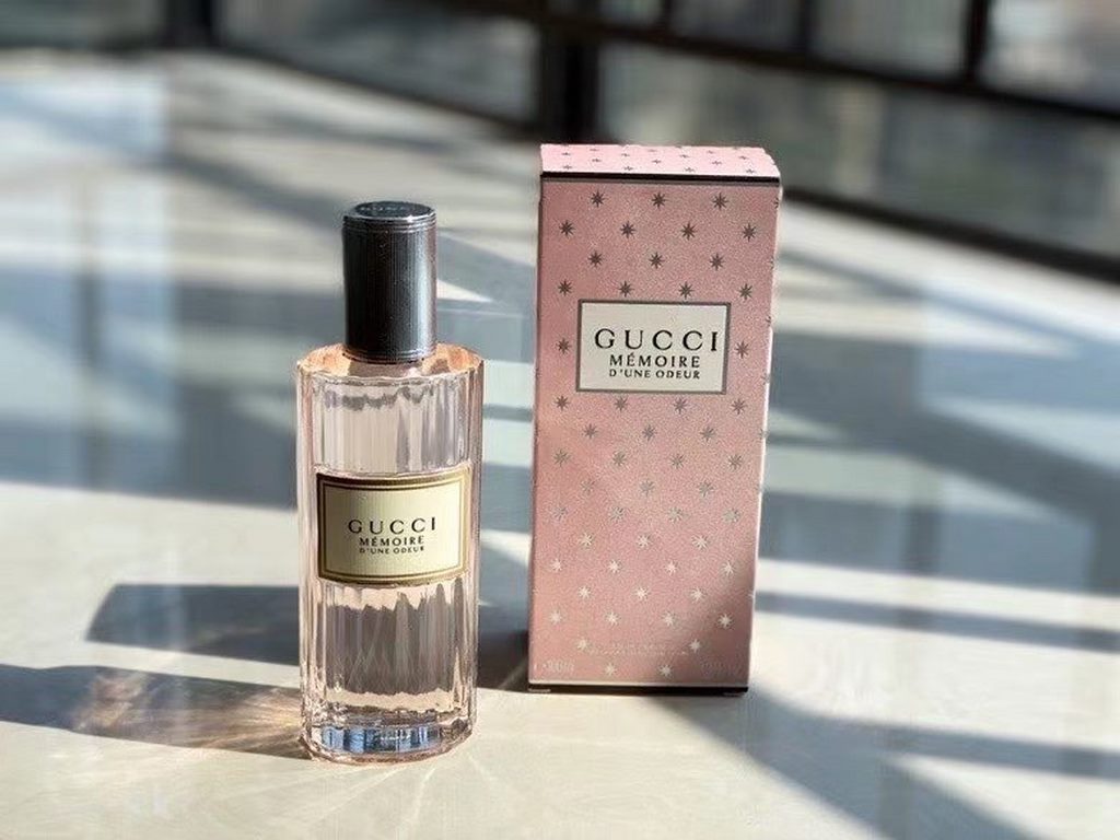 Gucci MéMOIRE D'UNE ODEUR Scent Memorytop notes chamomile, coral jasmineMiddle notes muskBase notes Vanilla, Cedarwood, SandalwoodVolume 100ml The vintage packaging alone makes it irresistible. Roman column-shaped green 