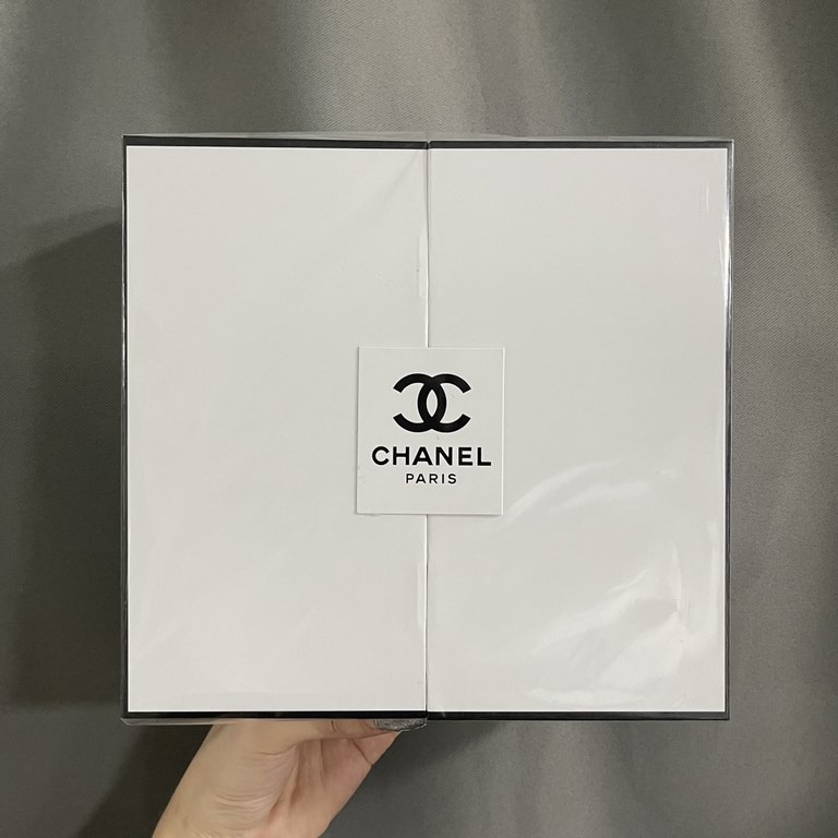 Original quality(Xiao Xiang coco shower gel body lotion two-piece set)   Chanel coco shower gel body lotion two-piece set 200ml x 2Chanel coco shower gel 200ml  The flavor is the flavor of Miss coco perfume, and the amou