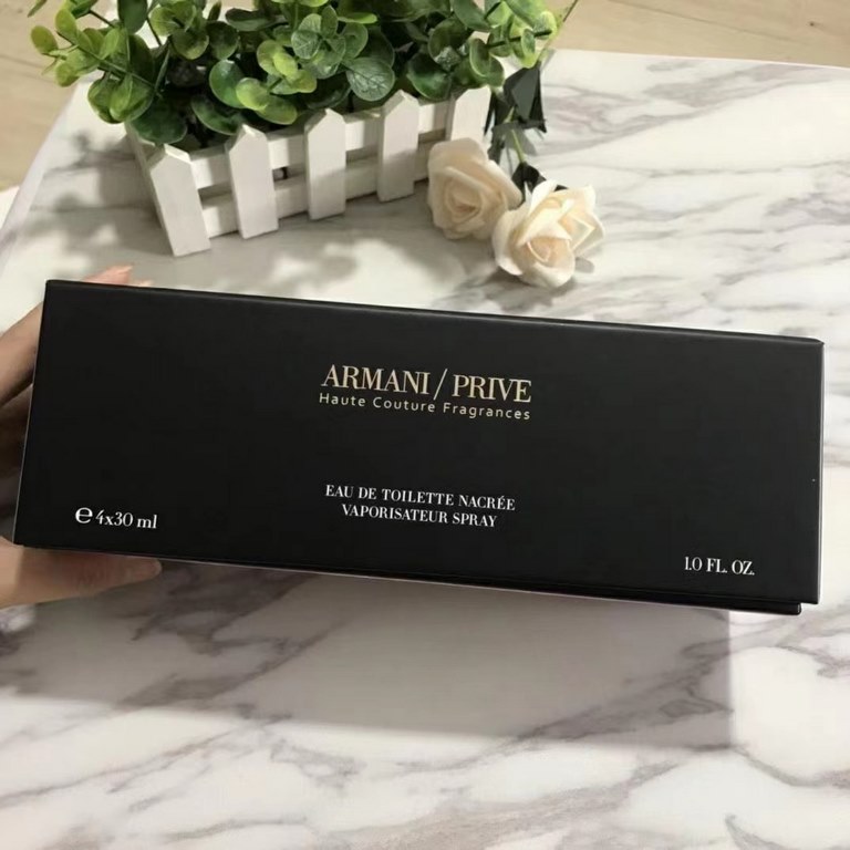 Armani Royal Private Collection Perfume Set of 430mlWith spray nozzle! High-grade wooden box packaging, a good gift!Set contains   Armani Shamal Musk Perfume   Armani Arabian Rose Gold Flow Perfume   Armani Alexandria Ro