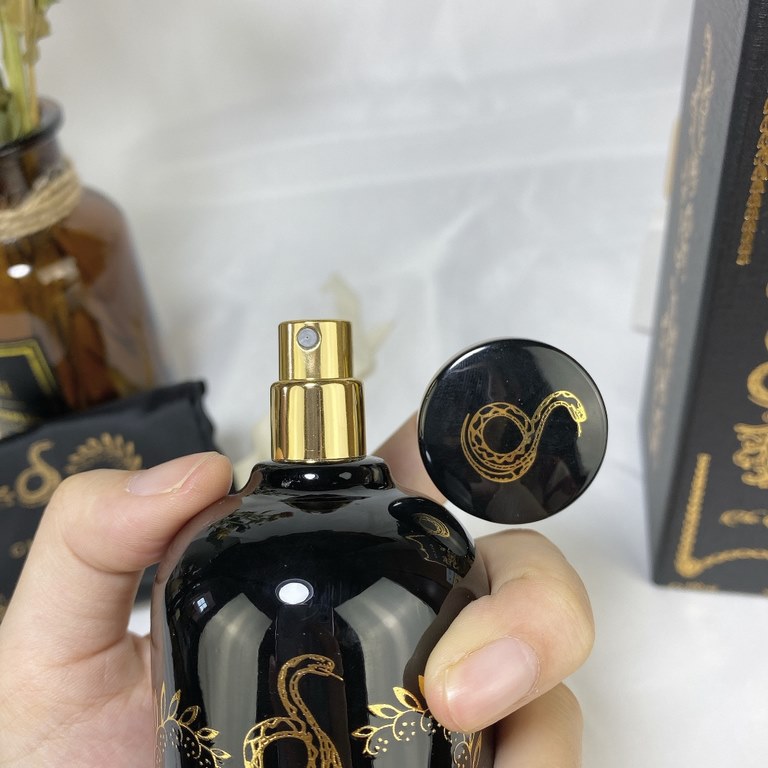 Original qualityGucci Gucci Ceramic Alchemist Garden Black Bottle Serpent's Voice The Voice of the Snake Serpent's Mystery Perfume 100ml with Counter HandbagThe mythical serpent, a symbol of knowledge and rebirth, roams 