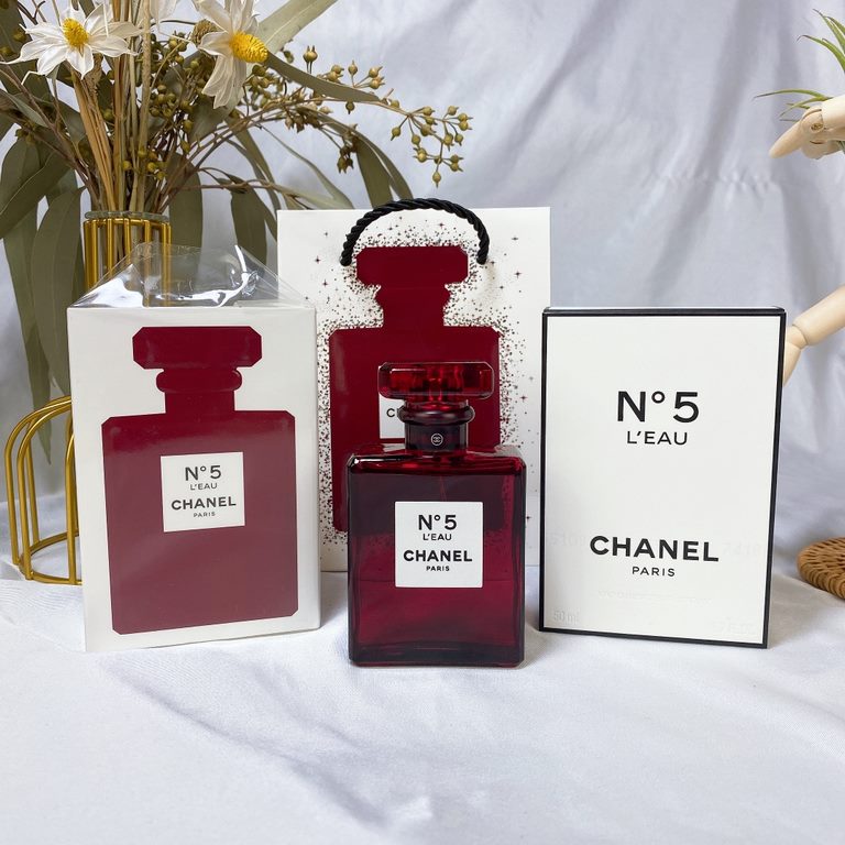 Original quality 5ml, CHANEL CHANEL Limited Edition Red Bottle N°5 Perfume EDT Eau de Toilette Red No. 5 5ML, Blazing Red Sincere Gift 218-219 Christmas Crossover Limited Edition Eau de Toilette - Crystalline exudes a da