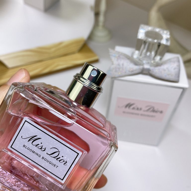 Original qualityThe new 23 version of Dior Dior MissDior Dior high-fashion dress ribbon Miss Sweetheart Ms. perfume 100mlTop note Italian citrus essenceMiddle note double jasmine pure fragranceBase Note Patchouli