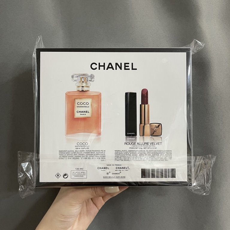 Original qualityChanel coco two piece set! With gift bag. Contains Frosted coco perfume 100ml, Comet pressed lipstick 118#.