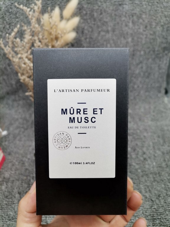 Artisan Blackberry MuseFragrance Floral FruityTop Note Lemon Orange Tangerine BasilMiddle note blackberry red berryBase Musk Oak MossAttributes UnisexPerfumer Jean-Francois LaporteTags fruity musk sweet citrus fresh spic