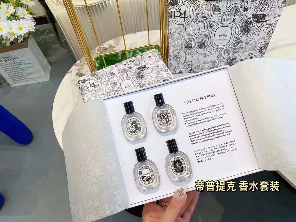 Original quality[            Tiptic Small Sample Set]4 fragrances in one boxSandalwood, Toussaint, Shadow in the Water, Fig.Cute and lovely q version of the incense senior salon sample incenseThis is highly recommended t