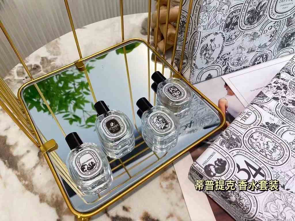 Original quality[            Tiptic Small Sample Set]4 fragrances in one boxSandalwood, Toussaint, Shadow in the Water, Fig.Cute and lovely q version of the incense senior salon sample incenseThis is highly recommended t