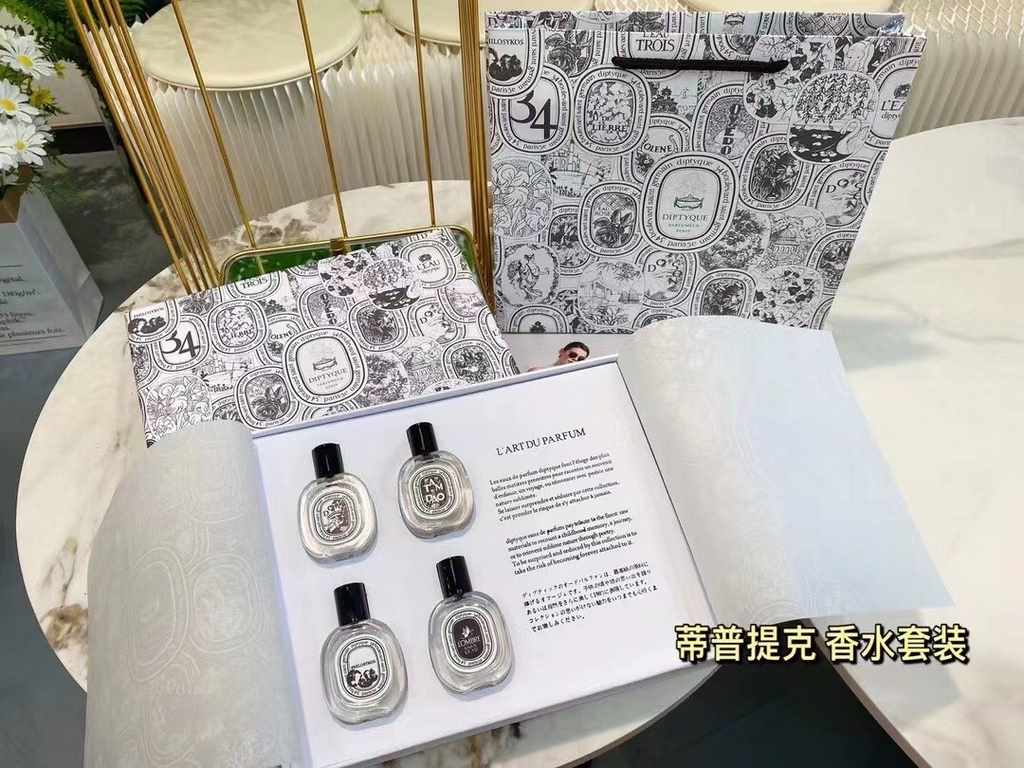 Original quality[            Tiptic Small Sample Set]4 fragrances in one boxSandalwood, Toussaint, Shadow in the Water, Fig.Cute and lovely q version of the incense senior salon sample incenseThis is highly recommended t