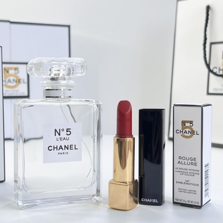 Original qualityChanel No. 5 two-piece set! Comes with gift bag. Contains white No.5 perfume eau de toilette 100ml, n5 pressed lipstick 147#.