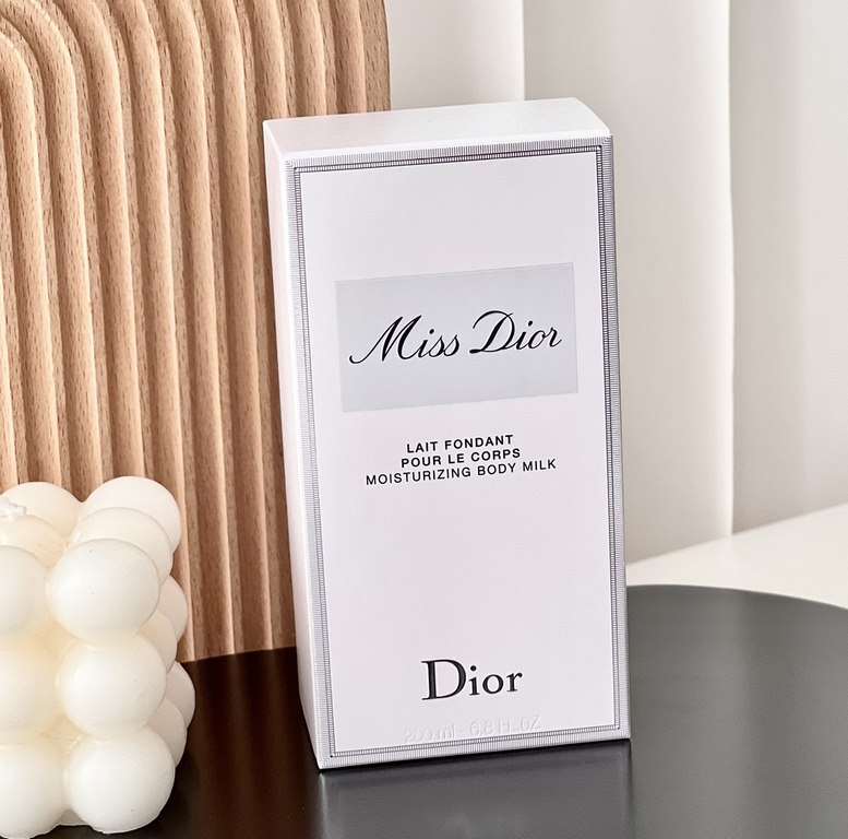 Original qualityMiss Dior Fragrance Body Lotion (200ml)   The king of broken goods! Finally in stock   Sweet girl's secret, starting from a bottle of body lotion! Miss Dior Fragrance Body Lotion  This body lotion is the 