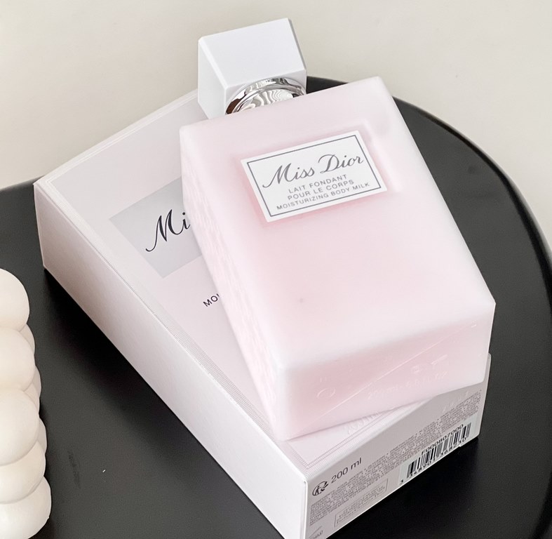 Original qualityMiss Dior Fragrance Body Lotion (200ml)   The king of broken goods! Finally in stock   Sweet girl's secret, starting from a bottle of body lotion! Miss Dior Fragrance Body Lotion  This body lotion is the 