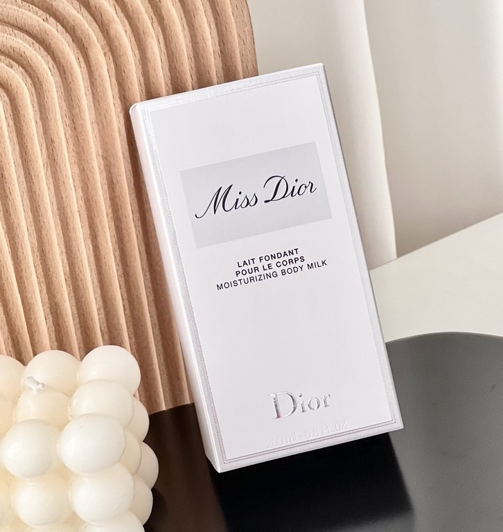 Original qualityMiss Dior Fragrance Body Lotion (200ml)   The king of broken goods! Finally in stock   Sweet girl's secret, starting from a bottle of body lotion! Miss Dior Fragrance Body Lotion  This body lotion is the 