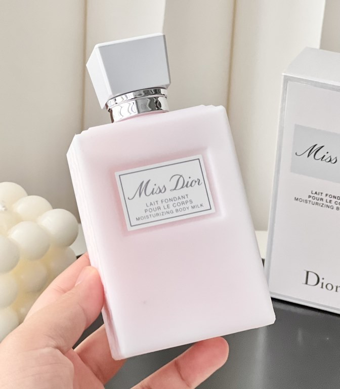 Original qualityMiss Dior Fragrance Body Lotion (200ml)   The king of broken goods! Finally in stock   Sweet girl's secret, starting from a bottle of body lotion! Miss Dior Fragrance Body Lotion  This body lotion is the 