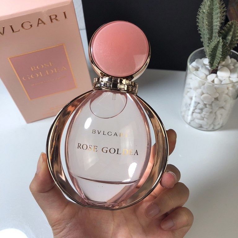 Original qualityBulgari ROSE GOLDEA Golden Goddess Perfume 90mlFragrance FloralTop notes pomegranate, rose, muskMiddle note Damask rose essence, jasmine essenceBase musk, sandalwood frankincense, smoky balsam