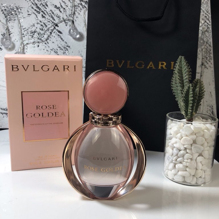 Original qualityBulgari ROSE GOLDEA Golden Goddess Perfume 90mlFragrance FloralTop notes pomegranate, rose, muskMiddle note Damask rose essence, jasmine essenceBase musk, sandalwood frankincense, smoky balsam