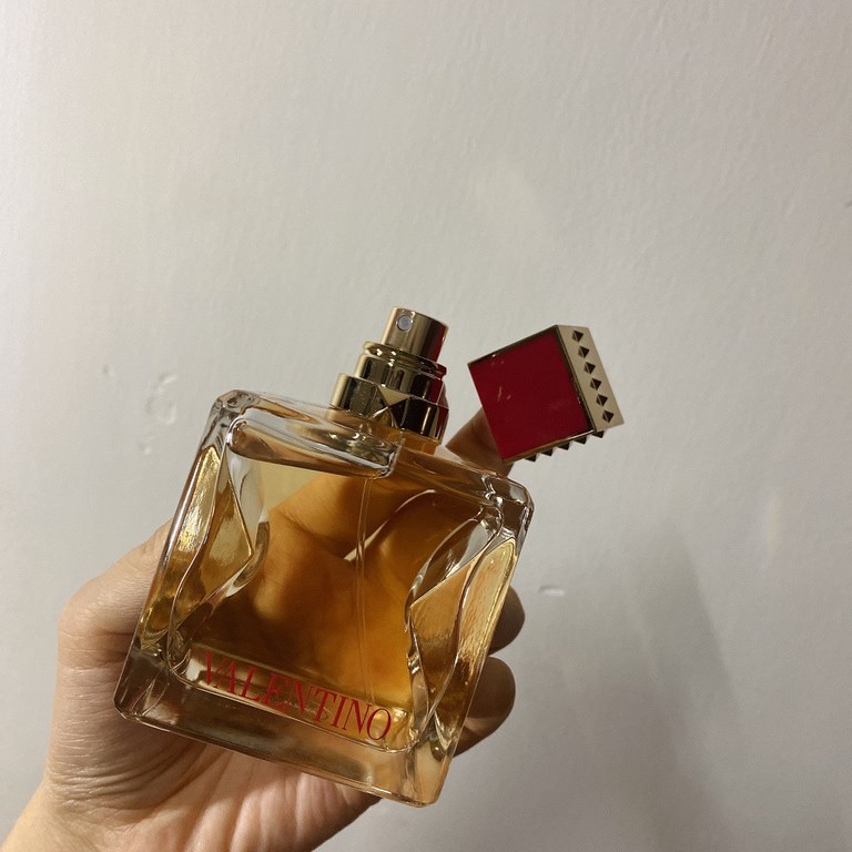 Original quality (Valentino Women's Intense Eau de Toilette 100ml)  Valentino new gaga endorsement voce viva women's intense perfume 100mlThe new fragrance is presented in an elegant clear glass bottle with signatureVale