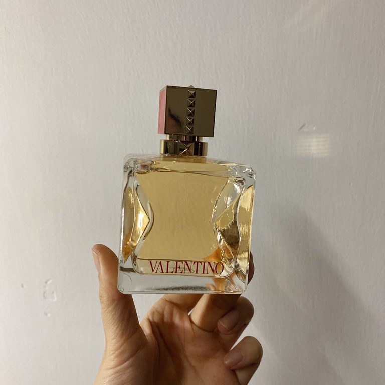 Original quality (Valentino Women's Intense Eau de Toilette 100ml)  Valentino new gaga endorsement voce viva women's intense perfume 100mlThe new fragrance is presented in an elegant clear glass bottle with signatureVale