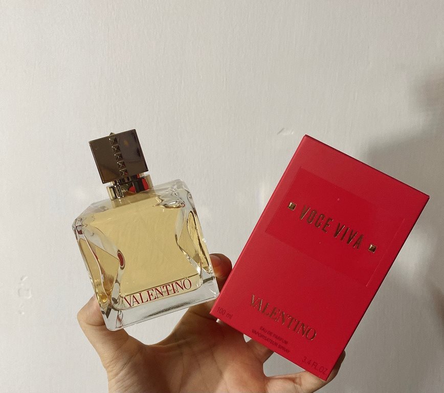 Original quality (Valentino Women's Intense Eau de Toilette 100ml)  Valentino new gaga endorsement voce viva women's intense perfume 100mlThe new fragrance is presented in an elegant clear glass bottle with signatureVale