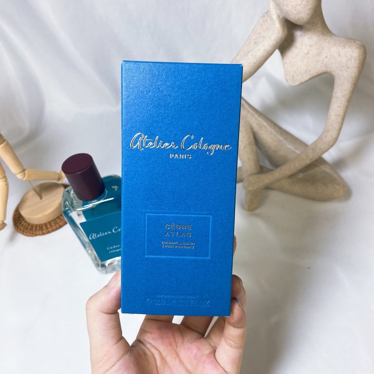 Original qualityOolon atelier cologne Cedre Atlas Cedar Love Cologne 100mlWoody notesTop Note Lemon Lemon BlackcurrantMiddle Note Cedar Jasmine ApricotAmber, papyrus and vetiver.A sweet cedar woodiness right out of the b