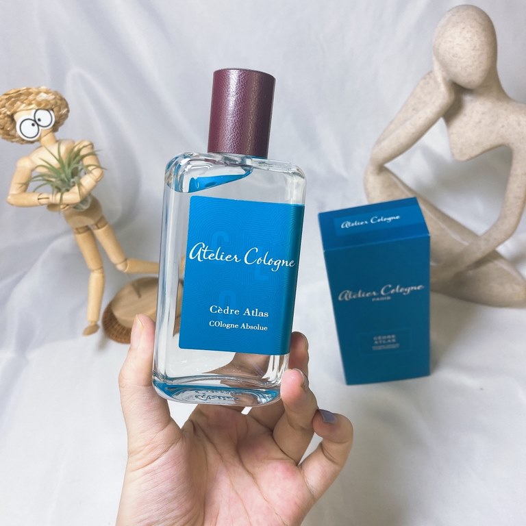 Original qualityOolon atelier cologne Cedre Atlas Cedar Love Cologne 100mlWoody notesTop Note Lemon Lemon BlackcurrantMiddle Note Cedar Jasmine ApricotAmber, papyrus and vetiver.A sweet cedar woodiness right out of the b