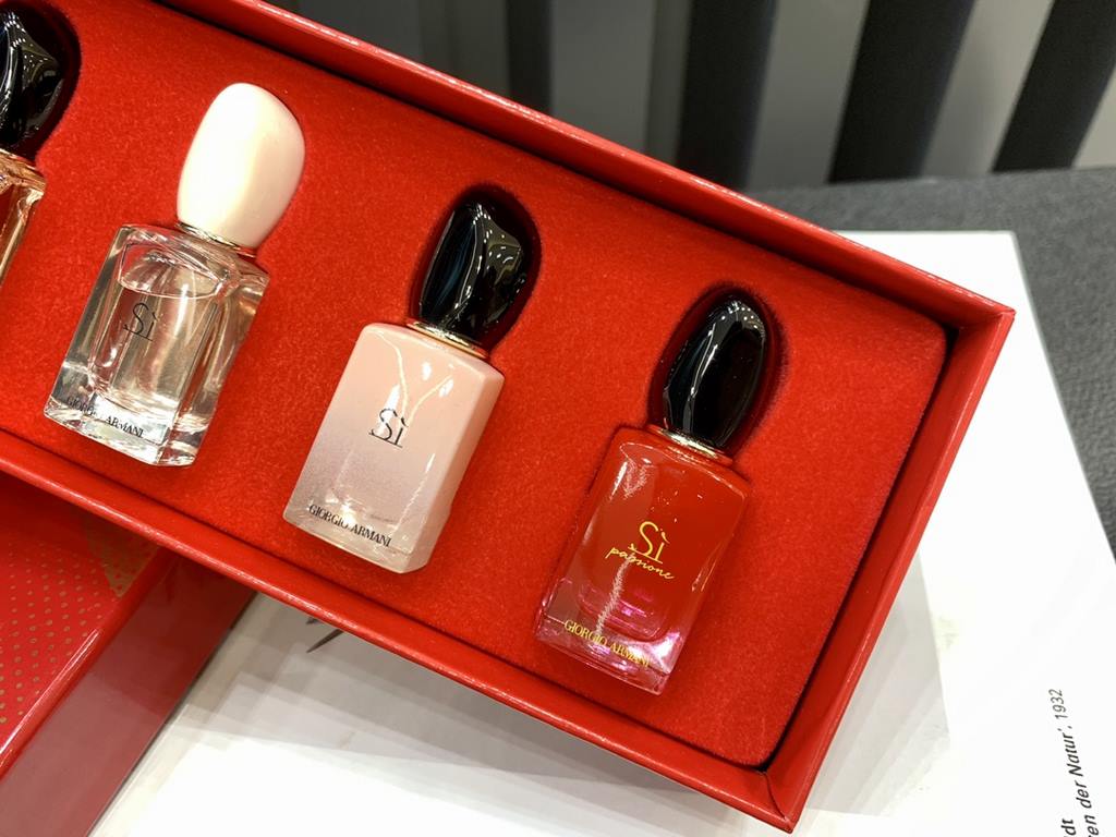 Original qualityArmani Beloved Perfume Collection Sample Set of 4, 1 to 1 high quality each bottle of 7mL without nozzle