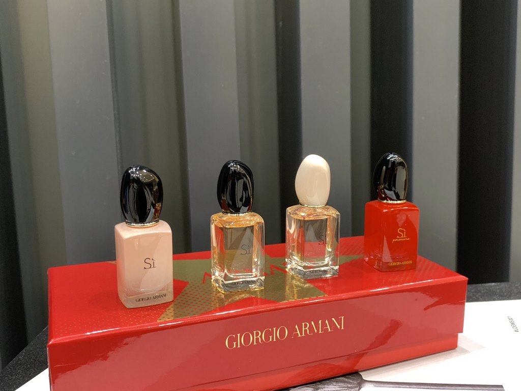 Original qualityArmani Beloved Perfume Collection Sample Set of 4, 1 to 1 high quality each bottle of 7mL without nozzle