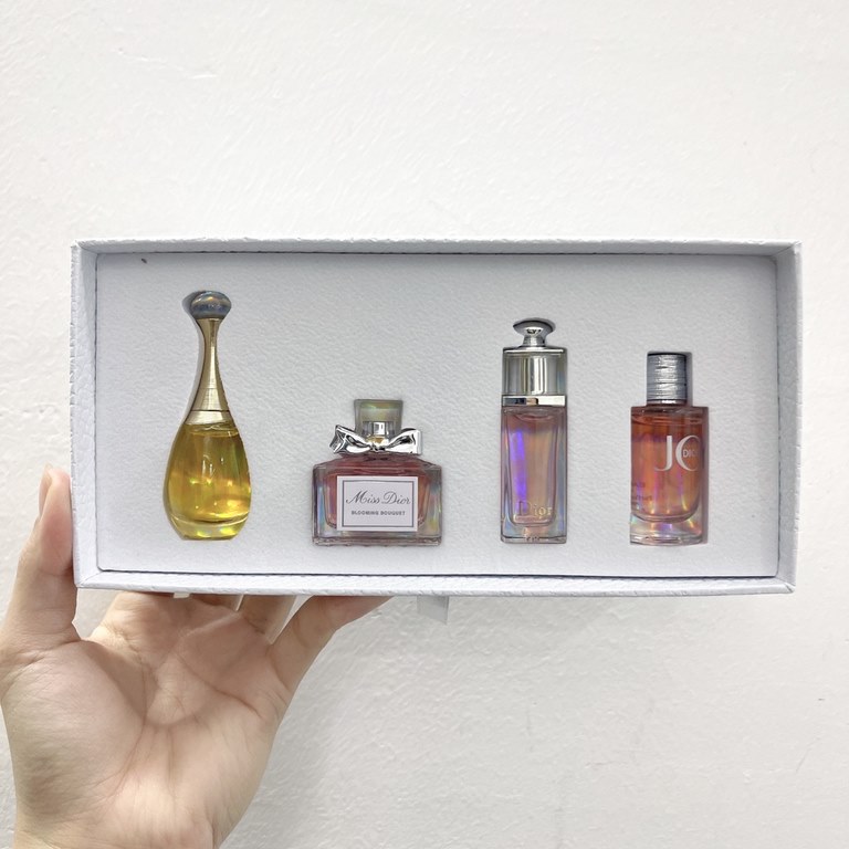 Dior perfume samples 5ml four color box Set contains the real me 5ml   sweetheart 5ml   charm 5ml   joy perfume 5mlDior perfume samples 5ml five-piece color box Set contains real me 5ml   sweetheart 5ml   charm 5ml   joy