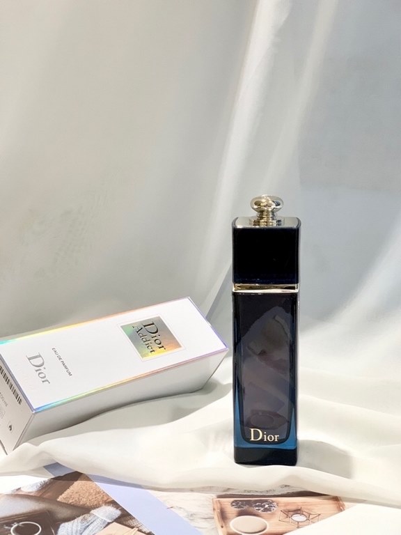 Original qualityDior addict blue seduction women's perfumeIn order to meet all the women struggling between tradition and modernity, the launch of this blossom-based addictive perfume,    outside the obvious, distinctive