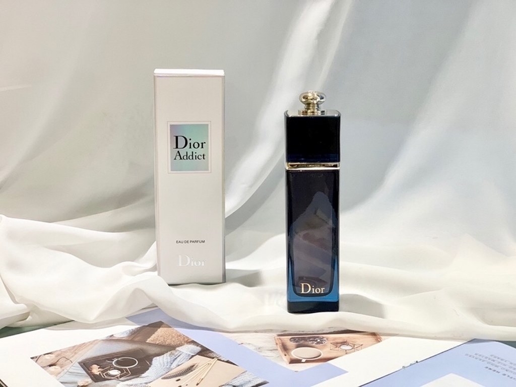 Original qualityDior addict blue seduction women's perfumeIn order to meet all the women struggling between tradition and modernity, the launch of this blossom-based addictive perfume,    outside the obvious, distinctive