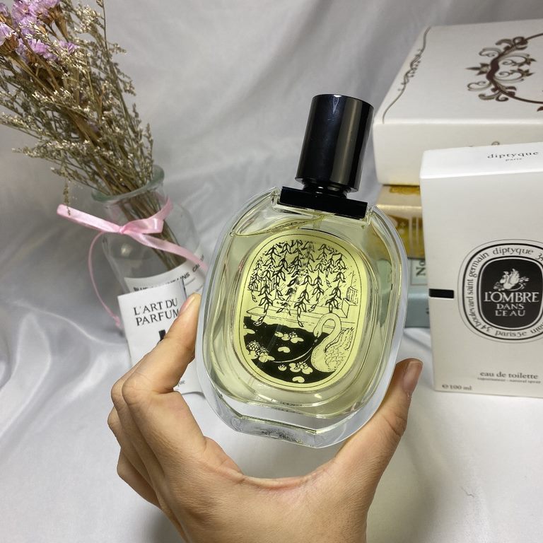 Original qualityDiptyque Diptyque Shadow in the Water L'Ombre Dans L'eau Neutral Eau de Toilette edt100mlFragrance FloralFresh as a rainy English gardenThe top note is black currant leaves and some resin to create a sens