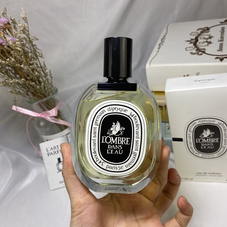 Original qualityDiptyque Diptyque Shadow in the Water L'Ombre Dans L'eau Neutral Eau de Toilette edt100mlFragrance FloralFresh as a rainy English gardenThe top note is black currant leaves and some resin to create a sens