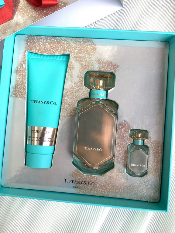 Original qualityTiffany rose gold 3-piece set! Contains perfume 75ml, body lotion 75ml, perfume sample 5ml.