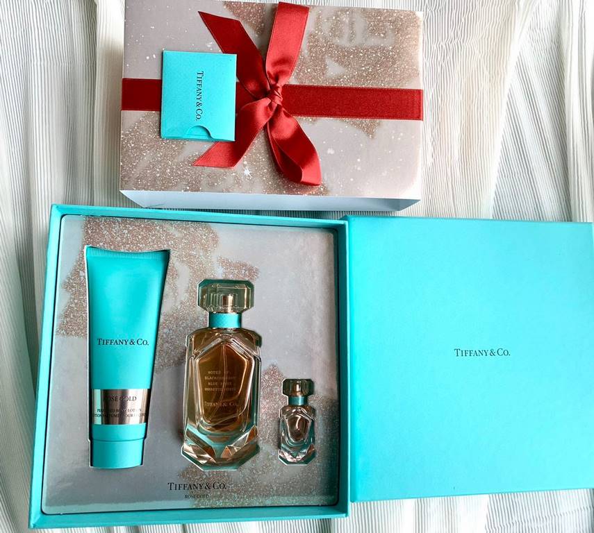 Original qualityTiffany rose gold 3-piece set! Contains perfume 75ml, body lotion 75ml, perfume sample 5ml.